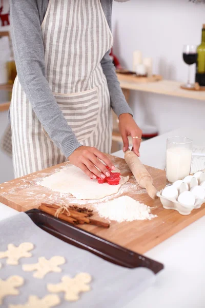 Felice giovane donna sorridente divertirsi con preparazioni di Natale indossando il cappello di Babbo Natale — Foto Stock