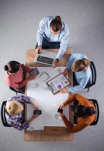 Geschäftsleute sitzen und diskutieren bei Besprechungen, im Büro — Stockfoto