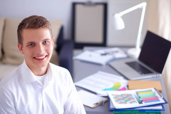 Giovane uomo d'affari che lavora in ufficio, in piedi vicino alla scrivania — Foto Stock