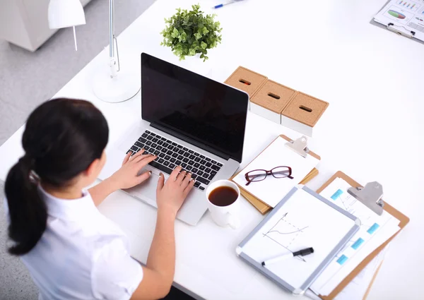 Jolie femme d'affaires assise sur le bureau dans le bureau — Photo