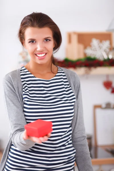 Souriant jeune femme debout dans la cuisine — Photo