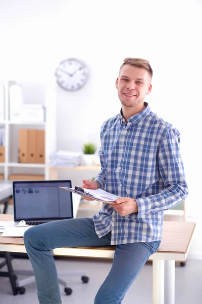 Young businessman working in office, sitting at desk — Stock Photo, Image