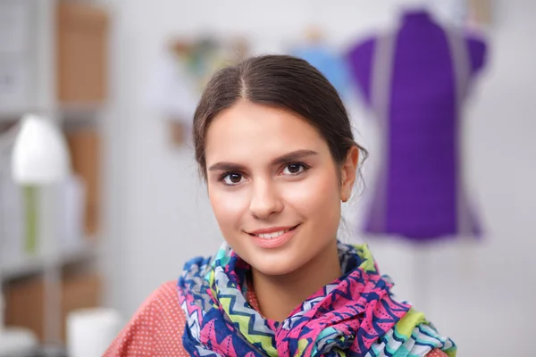 Junge Modedesignerin arbeitet im Atelier. — Stockfoto