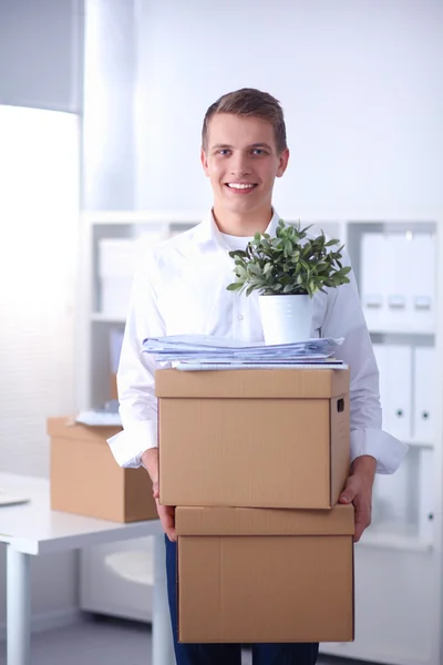 Retrato de una persona con caja móvil y otras cosas aisladas en blanco —  Fotos de Stock