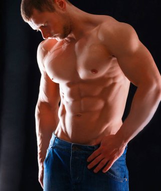 sağlıklı, kaslı, genç adam. siyah arka plan üzerine izole
