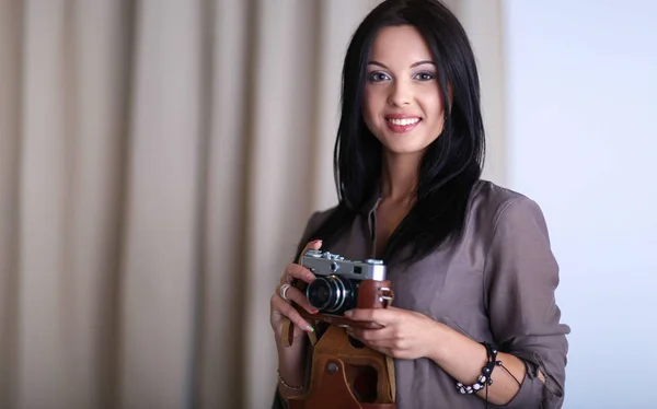 Fotógrafa sentada na mesa com laptop — Fotografia de Stock