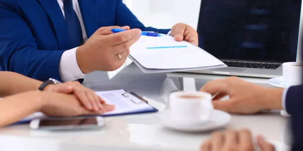 Les gens d'affaires assis et discutant à la réunion, au bureau — Photo