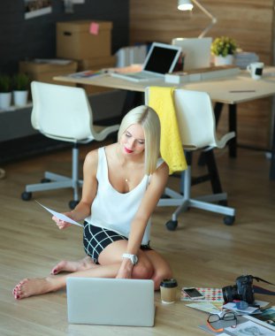 Moda tasarımcıları katta oturan Studio çalışma