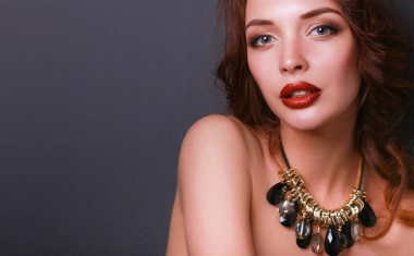 Siyah elbiseli, akşam makyajlı güzel bir kadın.