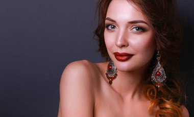 Siyah elbiseli, akşam makyajlı güzel bir kadın.