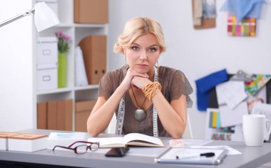 Stüdyoda çalışan genç moda tasarımcısı.