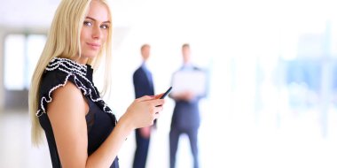 Ofiste cep telefonu kullanan güzel bir iş kadını.