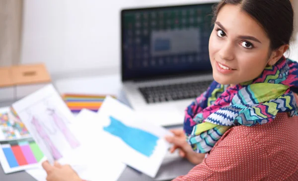 Jonge modeontwerper werkt in studio. — Stockfoto