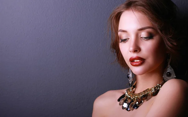 Hermosa mujer con maquillaje de noche en vestido negro —  Fotos de Stock