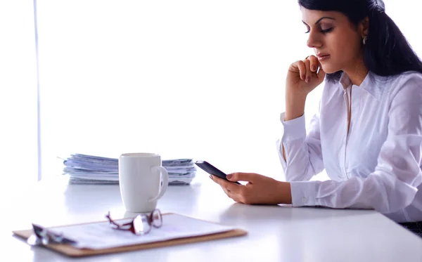 Mujer con documentos sentada en el escritorio — Foto de Stock