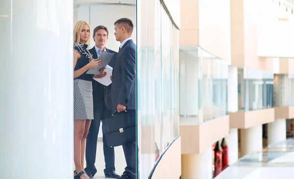 Zakelijke vrouw staan met haar personeel in de achtergrond op modern kantoor — Stockfoto