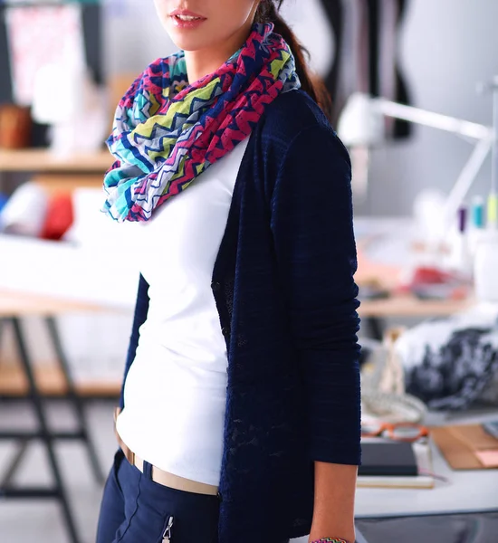 Hermosa diseñadora de moda de pie en el estudio —  Fotos de Stock