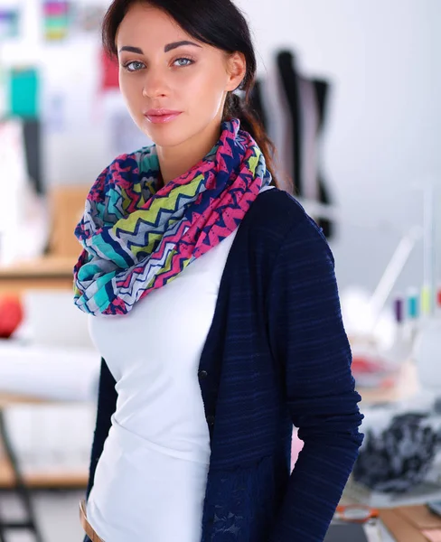 Hermosa diseñadora de moda de pie en el estudio —  Fotos de Stock