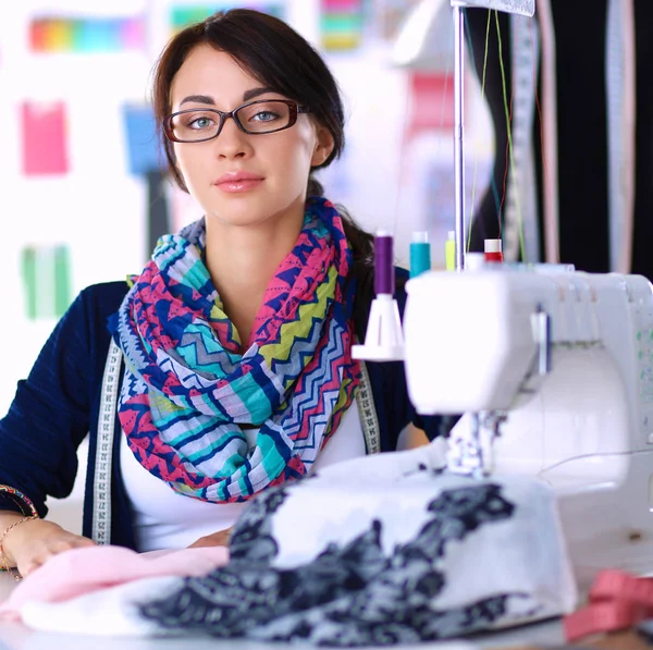 Jeune femme couture assis à son lieu de travail — Photo