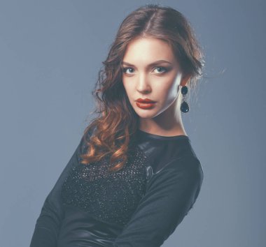 Siyah elbiseli, akşam makyajlı güzel bir kadın.