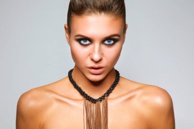 gri arka plan üzerinde duran güzel kadın