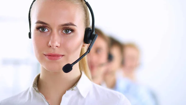 Atractivos jóvenes empresarios y colegas positivos en una oficina de call center — Foto de Stock