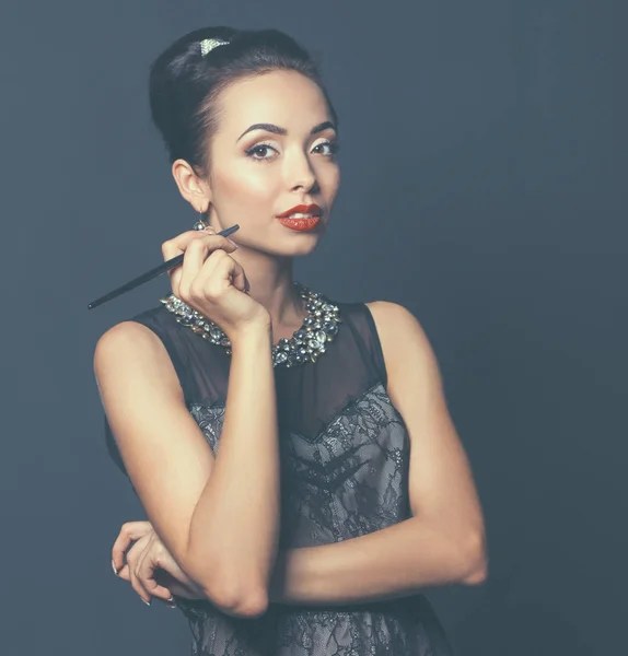 Retrato de joven hermosa mujer con joyas — Foto de Stock