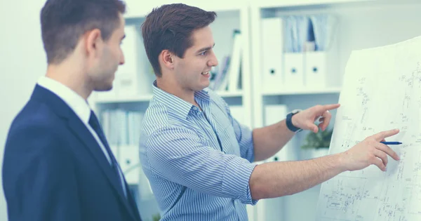 Zakenmensen in gesprek tijdens vergadering, in functie — Stockfoto