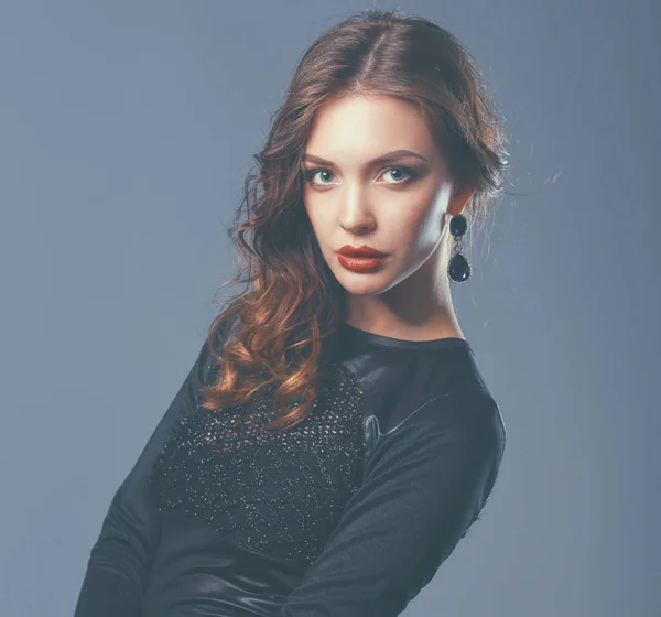 Hermosa mujer con maquillaje de noche en vestido negro — Foto de Stock