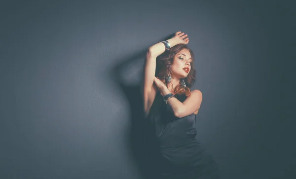 Hermosa mujer con maquillaje de noche en vestido negro —  Fotos de Stock