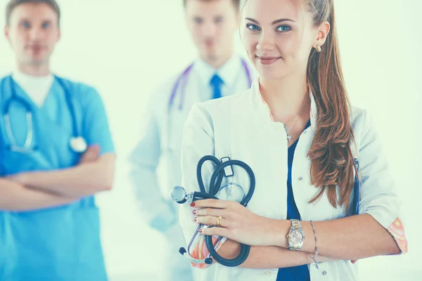 Attraktiv kvinnlig läkare framför medicinsk grupp — Stockfoto
