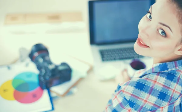 Fotógrafa sentada en el escritorio con portátil —  Fotos de Stock