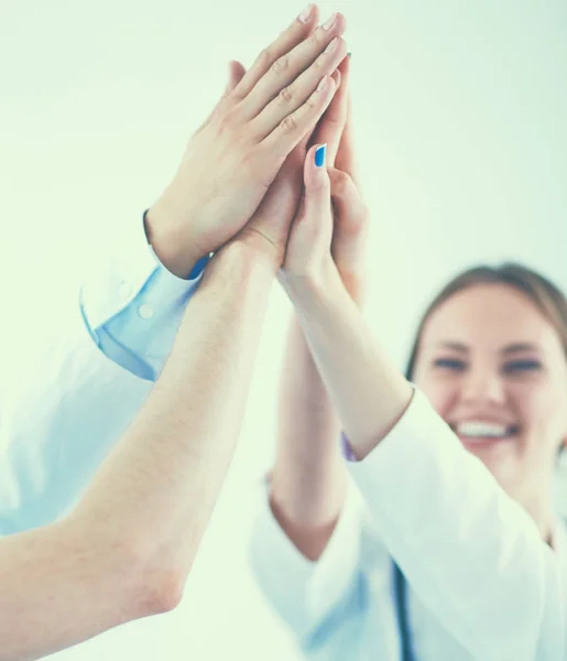 Artsen en verpleegkundigen in een medisch team stapelen handen — Stockfoto