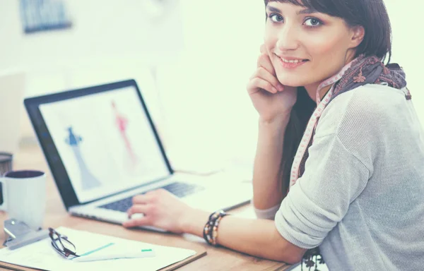 Porträt einer attraktiven Modedesignerin am Schreibtisch — Stockfoto