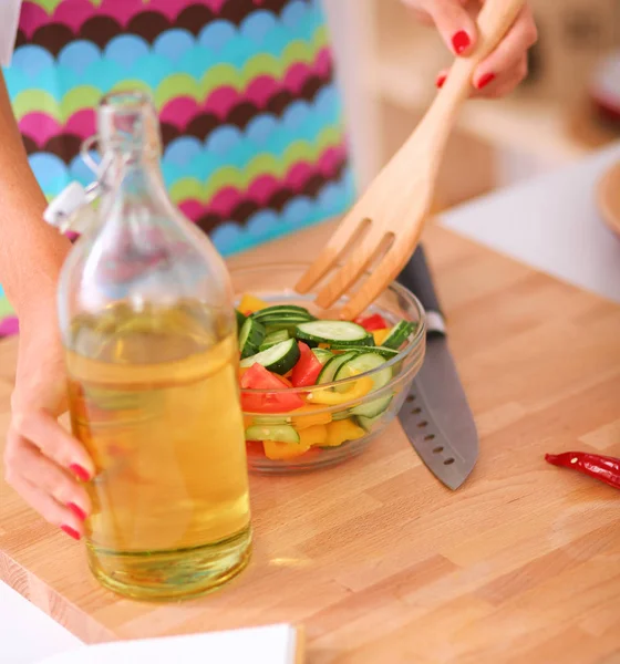 Sorridente giovane donna mescolando insalata fresca — Foto Stock