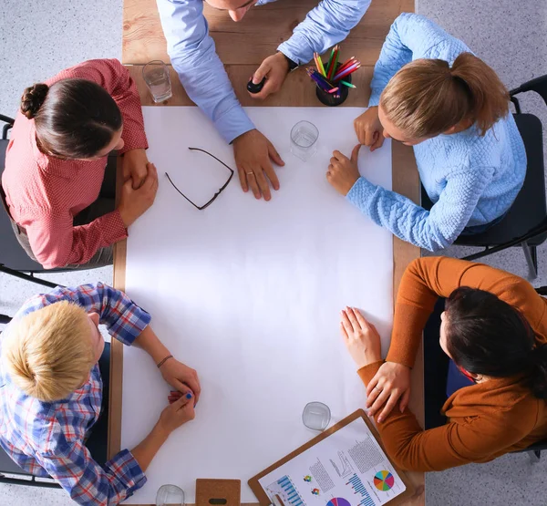 Gente de negocios sentada y discutiendo en la reunión de negocios, en la oficina — Foto de Stock