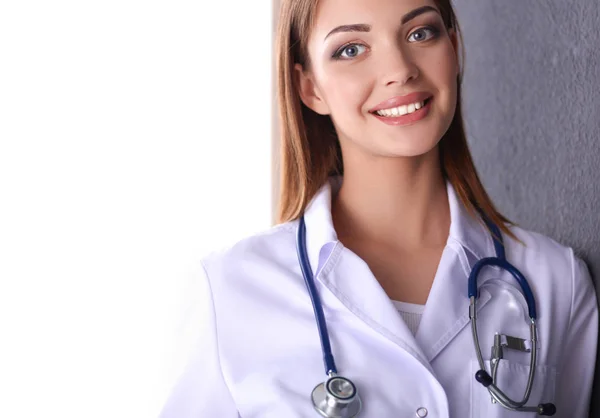 Läkare kvinna med stetoskop isolerad på grå bakgrund — Stockfoto