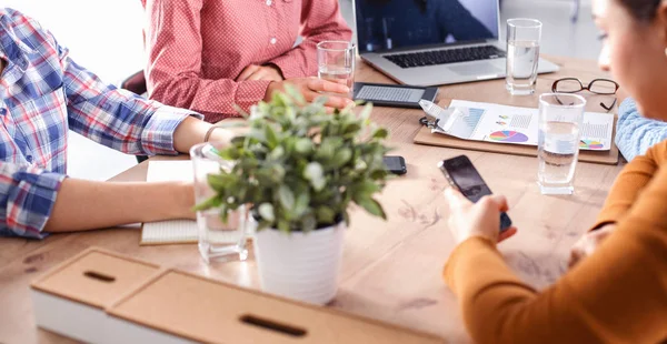 Gente de negocios sentada y discutiendo en la reunión, en la oficina — Foto de Stock