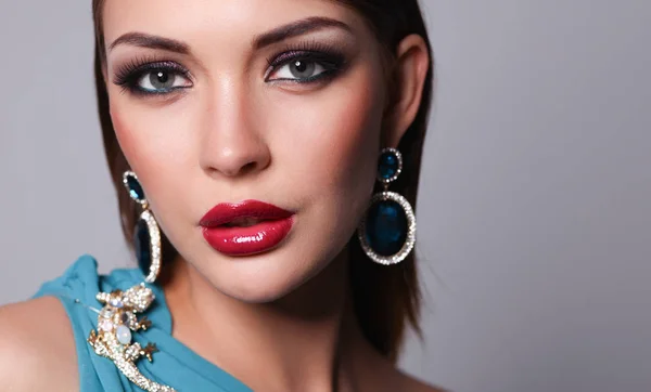 Hermosa mujer con maquillaje de noche — Foto de Stock