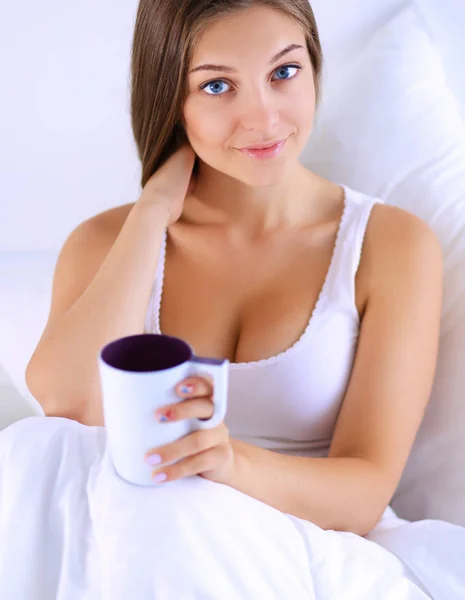 Pagi kopi atau teh di tempat tidur — Stok Foto