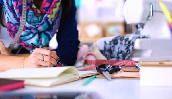 Dressmaker designa kläder mönster på papper — Stockfoto