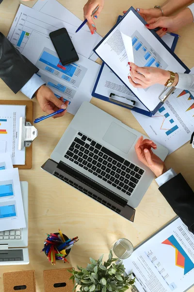 Gente de negocios sentada y discutiendo en la reunión de negocios, en la oficina — Foto de Stock