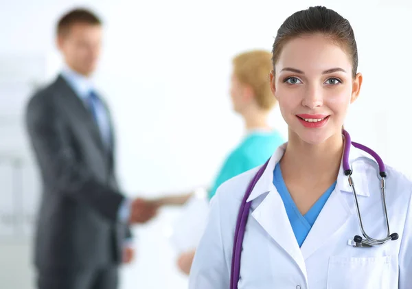 Kvinnlig läkare stående på sjukhus — Stockfoto