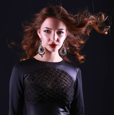 Siyah elbiseli, akşam makyajlı güzel bir kadın.