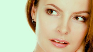 Beyaz arka plan üzerinde duran genç kadın