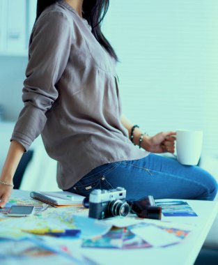 nő ül a kanapén házában a kamera