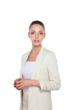 Beyaz arka plan üzerinde duran genç kadın