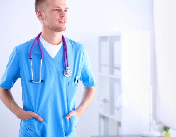 Lekarz ze stetoskopem stojącym, skrzyżowane ramiona, odizolowany na białym tle — Zdjęcie stockowe