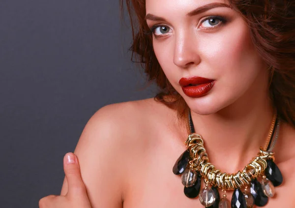 Hermosa mujer con maquillaje de noche en vestido negro — Foto de Stock