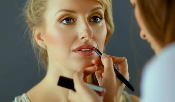 Umělec dělá profesionální make-up ženy — Stock fotografie